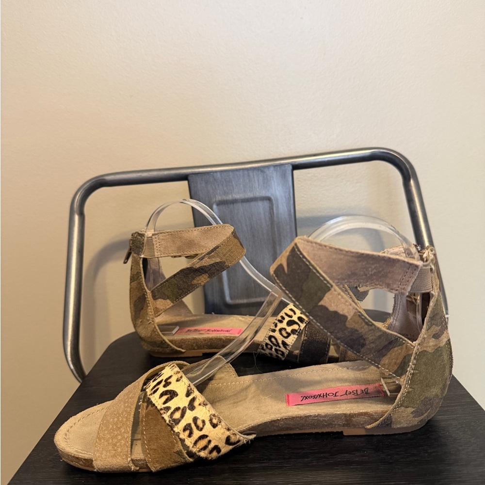 Betsey Johnson Camo Suede Leopard Strap Flat Sandals Back Zip Women’s 7.5 - Picture 6 of 13